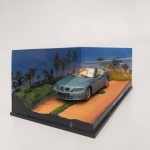 COLEÇÃO OFICIAL DOS CARROS DE JAMES BOND 007. REPLICAS DETALHADAS EM ESCALA 1:43 DO AGENTE BRITÂNICO. MINIATURA METALICA MODELO BMW Z3. APROXIMADAMENTE 12,0 CM BASE ACRÍLICA E BLISTER DE PROTEÇÃO.