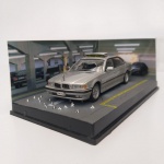 COLEÇÃO OFICIAL DOS CARROS DE JAMES BOND 007. REPLICAS DETALHADAS EM ESCALA 1:43 DO AGENTE BRITÂNICO. MINIATURA METALICA MODELO BMW 750 II. APROXIMADAMENTE 12,0 CM BASE ACRÍLICA E BLISTER DE PROTEÇÃO.