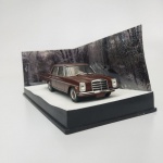 COLEÇÃO OFICIAL DOS CARROS DE JAMES BOND 007. REPLICAS DETALHADAS EM ESCALA 1:43 DO AGENTE BRITÂNICO. MINIATURA METÁLICA MODELO MERCEDES BENZ 200 D. APROXIMADAMENTE 12,0 CM BASE ACRÍLICA E BLISTER DE PROTEÇÃO