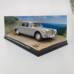 COLEÇÃO OFICIAL DOS CARROS DE JAMES BOND 007. REPLICAS DETALHADAS EM ESCALA 1:43 DO AGENTE BRITÂNICO. MINIATURA METÁLICA MODELO MERCEDES BENZ 600. APROXIMADAMENTE 12,0 CM BASE ACRÍLICA E BLISTER DE PROTEÇÃO.