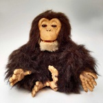 BONECO CHIMPANZÉ BEBE DA FURREAL FRIENDS DA HASBRO. 28CM DE ALTURA X 25CM DE LARGURA ELETRONICO. EMITE SONS E MOVIMENTOS. NÃO TESTADO.