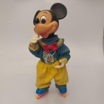 BONECO MICKEY BORRACHA DE PATINS. COM 30 CM. NÃO TESTADO.