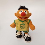 BONECO PANO FISHER PRICE ENIO VILA SESAMO. COM 26 CM. MOVIDO A PILHA. FABRICANTE MATTEL. NÃO TESTADO.