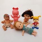 LOTE COM 5 BONECAS ANTIGAS DE PLÁSTICO/BORRACHA. SEM REFERÊNCIA. TAMANHOS VARIADOS.