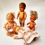 LOTE COM 4 BONECAS DE PLÁSTICO COM TAMANHOS VARIADOS.