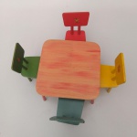 CONJUNTO DE MESA E 4 CADEIRAS COLORIDAS DE MADEIRA. MESA COM 17 X 17 CM.