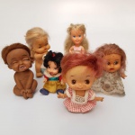 LOTE COM 6 BONECOS DE BORRACHA/PLÁSTICO COM VÁRIOS TAMANHOS.