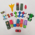 LOTE COM 18 CARRINHOS DE PLÁSTICO VÁRIAS CORES E TAMANHOS SEM REFERÊNCIA.