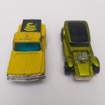 LOTE COM 2 CARRINHOS DE FERRO CHEVY STEPSIDE E HOT ROD DA HOT WHEELS.