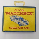 MATCHBOX MALETA COM ESPAÇO PARA 48 CARRINHOS. FABRICAÇÃO NO ANO DE 1966. DIVISÓRIAS EM PAPELÃO. ESTAMPA FORD GT, TAMANHO 32 X 24 X 7 CM.