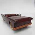 CARRO MINIATURA MADEIRA. MUDA PARA CONVERSÍVEL. SEM REFERÊNCIA. FALTA PARA CHOQUE TRASEIRO.