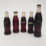 LOTE COM 5 MÍNIS GARRAFAS COCA COLA DE BAQUELITE SENDO 1 TROLL.  4 UNIDADES SÃO COLEÇÃO ANOS 50 E UMA INDIVIDUAL TROLL.