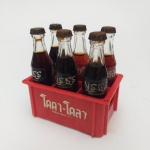 GARRAFAS VIDRO COCA COLA COLEÇÃO ORIGINAL COM 6 MÍNIS E ENGRADADO. VÁRIOS PAÍSES.  ANOS 80. MEDIDA DO ENGRADADO 8,50 X 3,50 CM. MEDIDA DA GARRAFINHA 7,50 X 2 CM.