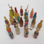 LOTE COM 22 GARRAFINHAS DE COCA COLA PROMOCIONAL. VÁRIOS MODELOS. SENDO 5 DE ALUMINIO