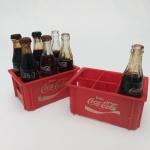 GARRAFAS VIDRO COCA COLA COLEÇÃO ORIGINAL COM 7 MÍNIS E 2 ENGRADADOS. VÁRIOS PAÍSES.  ANOS 80. MEDIDA DO ENGRADADO 8,50 X 3,50 CM. MEDIDA DA GARRAFINHA 7,50 X 2 CM.