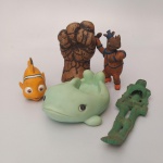 LOTE COM 5 BONECOS DE BORRACHA. VÁRIOS PERSONAGENS E TAMANHOS. SEM REFERÊNCIA.