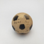 MINI BOLA FUTEBOL VINIL DENTINHO DE LEITE. COM 8CM DE DIÂMETRO.