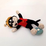 BONECO PELÚCIA MANDA CHUVA. COM XX CM DE ALTURA. SEM REFERÊNCIA.