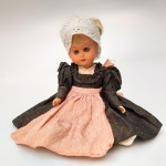 BONECA ANTIGA CAMPONESA DE BAQUELITE OLHO AZUL. COM 24 CM DE ALTURA. SEM REFERÊNCIA.