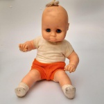 BONECA ANTIGA DE BORRACHA. COM 44 CM DE ALTURA. SEM REFERÊNCIA.