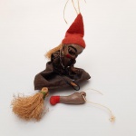 BONECA BRUXA ANTIGA.COM XX CM DE ALTURA. DANIFICADA. SEM REFERÊNCIA.