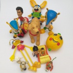 LOTE COM 13 BONECAS ANTIGAS DE PLÁSTICO/BORRACHA PROMOCIONAIS. TAMANHOS E MARCAS VARIADOS.