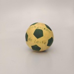 MINI BOLA FUTEBOL VINIL DENGUINHO DE LEITE. COM 12 CM DE DIÂMETRO.