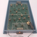 BRINQUEDO ANTIGO MINI CAMPO DE FUTEBOL ELÉTRICO. COM BOTÕES PARA JOGADORES E GOLEIRO. CLÁSSICO CHOQUE REI. FUNCIONADO COM APENAS UM JOGADOR PARA REPARO. UM JOGADOR PARA REPARO
