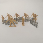 SOLDADOS GULLIVER FORÇAS ARMADAS. LOTE COM 8 UNIDADES + 6 ARAMES FARPADOS. BRINQUEDO ANTIGO ANOS 80.