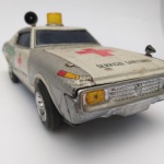 CARRO DE LATA COM SINAIS DE USO MOVIDO A PILHA. COM 33CM. NÃO TESTADO. SEM REFERENCIA.