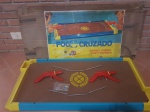 BRINQUEDO FOGO CRUZADO. BRINQUEDO ESTRELA DÉCADA 70. FALTANDO UM GATILHO DE UMA DAS ARMAS.