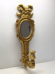 Aplique de parede com espelho para vela em madeira nobre fartamente dourada. Med. 48x14 cm.