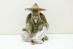 BIBELO - Pescador Chinês em porcelana policromada. Med. 12x10 cm.