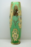 CRISTAL VENEZIANO - Belíssimo vaso floreira em cristal veneziano, delicadamente pintados a mão, ricamente dourado, com aplicações de flores de porcelana policromada. Alt. 47 cm.