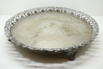 PRATA DE LEI - Grande salva em prata portuguesa, contrastada P COROA (Lira) com fundo lavrado e galeria vazada, ricamente decorada. Med. 7x56 cm peso 4020grs. PEÇA NÃO EXPOSTA NO LEILÃO, A MESMA ENCONTRA-SE NO COFRE DO BANCO.