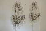 Par de apliques em metal espessurado a prata com cristais.