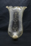 Grande manga em cristal lapidado com motivos florais e acabamento inferior metal. Med. 28x16 cm.