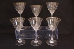CRISTAL EUROPEU -  Lote composto de 6 taças para vinho, em cristal europeu translucido, borda com friso dourado. Alt. 18 cm. Sendo 1 de tamanho diferente.