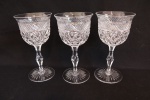 BACCARAT - Lote de 3  taças para vinho, feitas em o mais puro cristal da renomada manufatura francesa, BACCARAT  com o bojo ricamente lapidado em 2 padrões diferentes, borda lisa, haste facetada sobre base circular com a famosa estrela de 24 pontas lapidada ao fundo. Med. 14,5 cm.