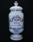 Pote de farmácia no feitio de balaústre em demi cristal opalinado em tom branco leitoso com ricos frisos dourados. Identificador ("ONG DE LA MERE") em negro, emoldurado com arabescos também em dourado. Alt.: 34 cm. (Em função da fragilidade, recomendo o envio em caixa de isopor).