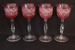 BACCARAT - Espetacular conjunto de 4 taças para vinho cristal double no mais puro cristal da renomada manufatura francesa, BACCARAT  com o bojo ricamente lapidado em 2 padrões diferentes, borda lisa, haste facetada sobre base circular com a famosa estrela de 24 pontas lapidada ao fundo. Med. 18x8 cm.
