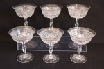 BACCARAT - Espetacular conjunto de 6 taças para champanhe em o mais puro cristal da renomada manufatura francesa, BACCARAT  com o bojo ricamente lapidado em 2 padrões diferentes, borda lisa, haste facetada sobre base circular com a famosa estrela de 24 pontas lapidada ao fundo. Alt. 11,5 cm. OBS. Possui uma taça bicada.