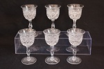 BACCARAT - Espetacular conjunto de 6 taças para licor em o mais puro cristal da renomada manufatura francesa, BACCARAT  com o bojo ricamente lapidado em 2 padrões diferentes, borda lisa, haste facetada sobre base circular com a famosa estrela de 24 pontas lapidada ao fundo. Alt. 11,5 cm.
