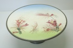 FAIANÇA EUROPÉIA - Linda prato alto para bolo em faiança, com base cônica e aro em metal. Faiança decorada com flores. Med. 13x32 cm.