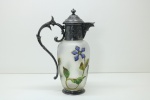 Rara jarra em vidro acidado com aplicação floral em pasta de vidro policromada, base, alça e tampa em pewter. Alt. 26 cm.
