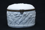 LIMOGES - Caixa porta jóias em biscuit de porcelana limoges, decorado com anjos e acabamentos em metal dourado. Med. 12x15x11 cm.