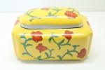 FAIANÇA INGLESA - Caixa porta jóias em faiança inglesa, policromada, decorada com motivos florais, fundo esmaltado em tom amarelo. Med.10x17x10 cm.
