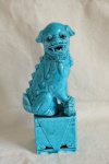 PORCELANA - Belíssima escultura em porcelana representando Cão de Fó. O Cão de Fó também é conhecido como o Cão Celestial, e o Cão da Felicidade. Med. 25 cm.