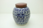 CERÂMICA - Potiche chinês, em cerâmica esmaltada no padrão azul e branco. Alt. 24 cm. Tampa em madeira.