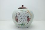 CERÂMICA - Potiche chinês, em cerâmica esmaltada, policromada decorada com motivos florais.
